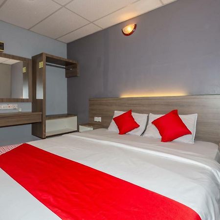 Oyo 1088 Yellow Mansion Banda Kaba Hotel Malacca エクステリア 写真